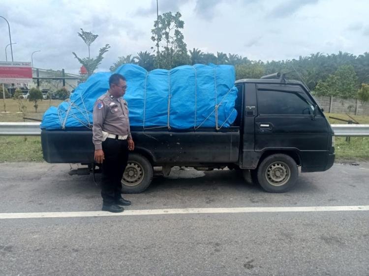 Polisi Cegat Pengendara Pikap Bermuatan Durian Lawan Arus di Tol Permai