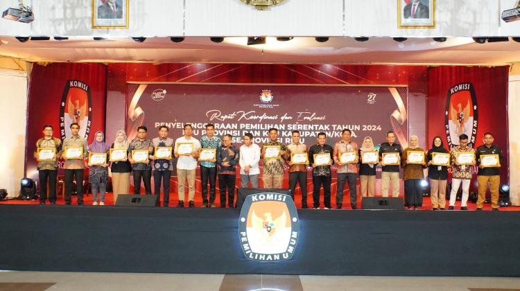 Malam Anugerah KPU 2025, Tiga Kabupaten/Kota di Riau Bawa Pulang Penghargaan