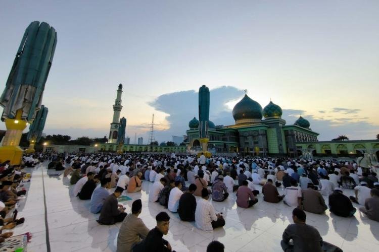 Ribuan Warga Padati Masjid Raya Annur Riau, Buka Puasa Bersama Gubri dan Wagubri