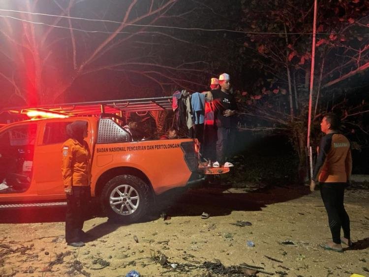 Puluhan Santri Terjebak Banjir, Basarnas Lakukan Evakuasi