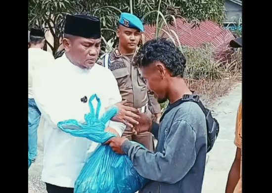 Bupati Pelalawan Serahkan Bantuan pada Korban Angin kencang di Lubuk Ogong