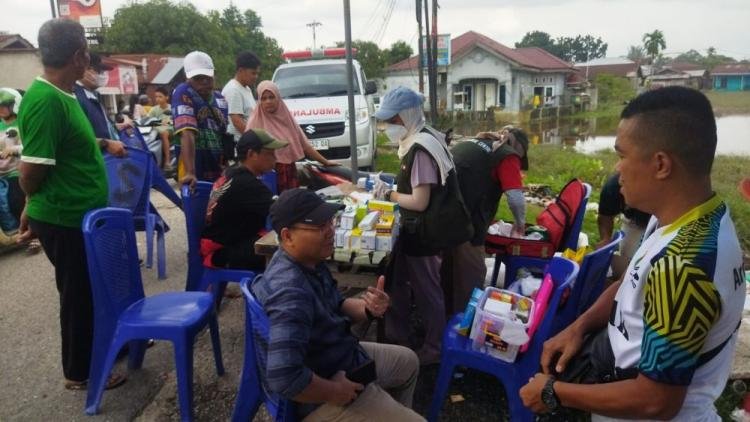 Unilak Siagakan Ambulans dan Tenaga Medis di Posko Kesehatan Banjir Rumbai