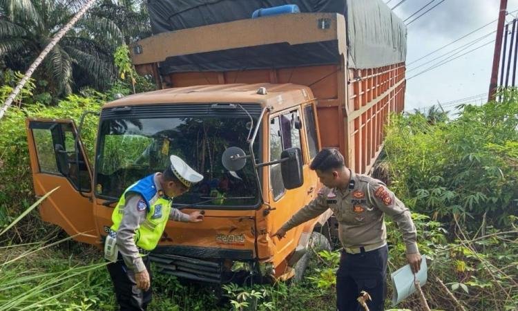 Kecelakaan Maut di Pelalawan, Truk Fuso Tabrak Innova Akibat Rem Blong di Jalan Banjir