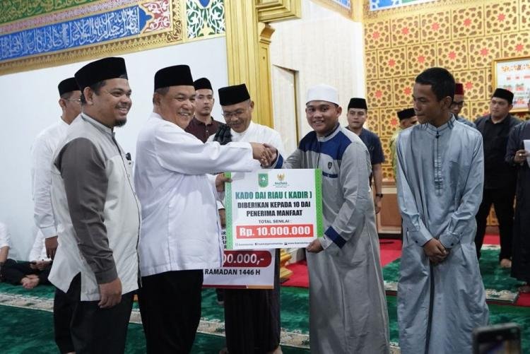 Wagubri SF Hariyanto Serahkan Paket Santunan Ramadan di Masjid Nurul Hikmah