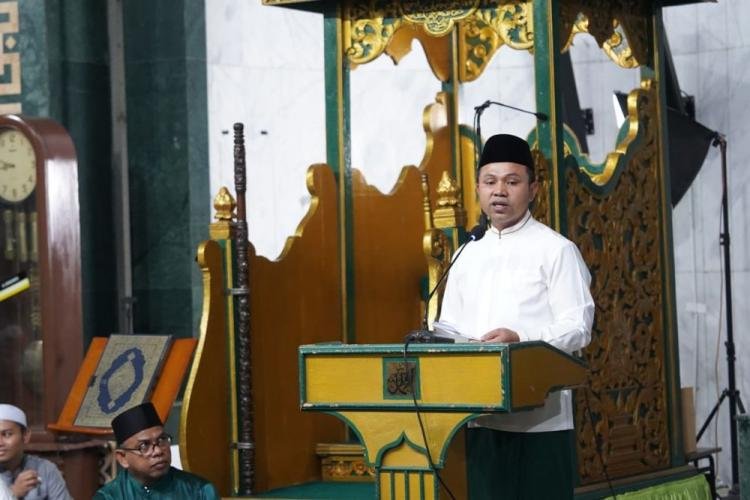 Solat Tarawih di Masjid Raya Senapelan, Gubri: Doakan Kami Memimpin dengan Adil dan Istiqomah